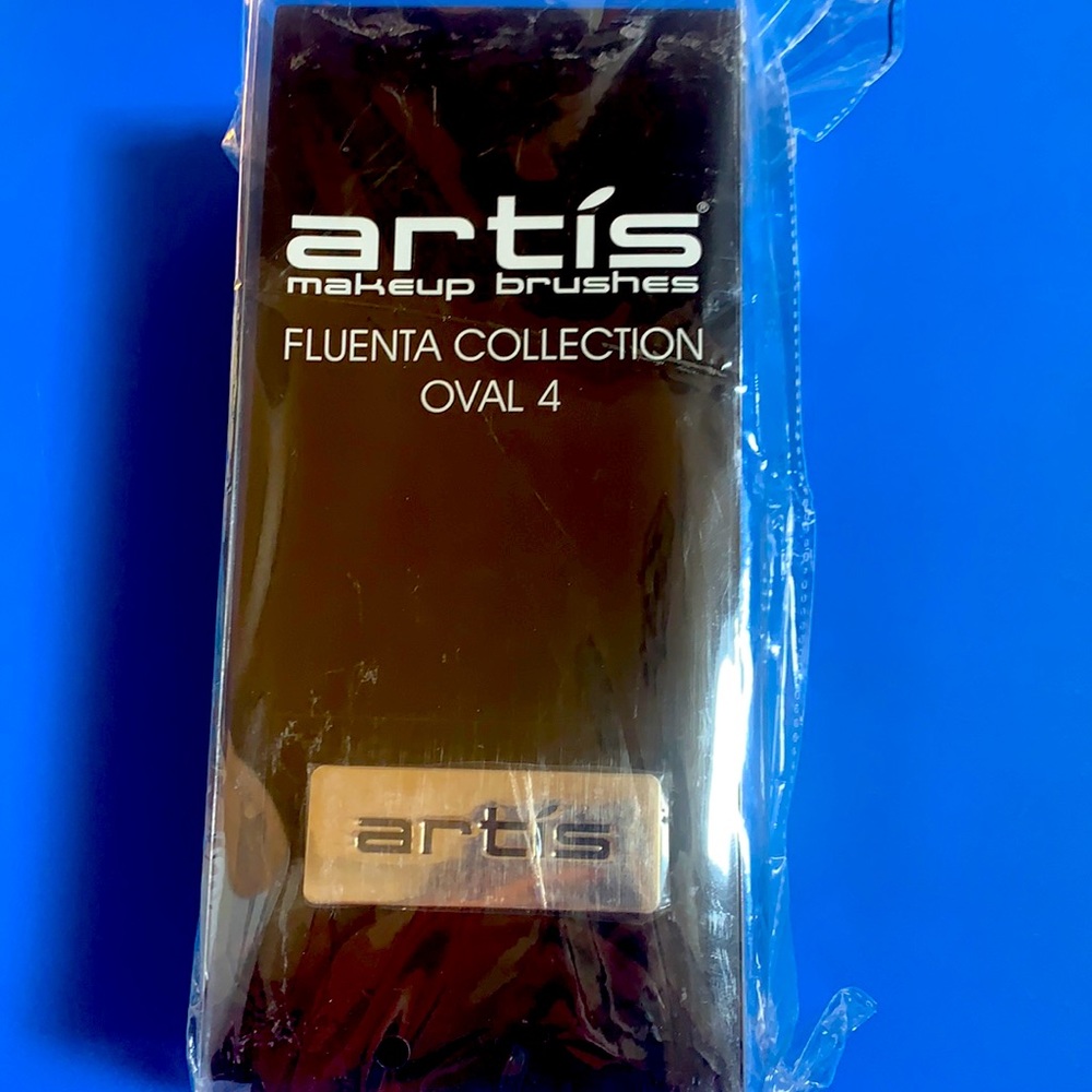 Brand new; Artis Fluenta Oval 4 makeup brush